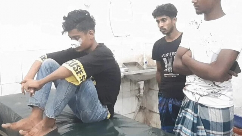 সিনিয়র-জুনিয়র দ্বন্দ্ব থেকে অস্ত্র নিয়ে সংঘর্ষ, শিক্ষকসহ আহত ৮