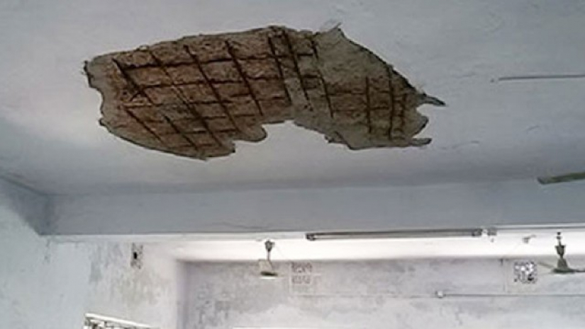 ক্লাস চলাকালীন পলেস্তারা খসে শিক্ষার্থী আহত