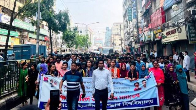 প্রধানমন্ত্রীকে কটূক্তির প্রতিবাদে জবি ছাত্রলীগের বিক্ষোভ