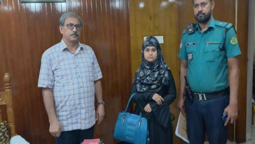 পাসপোর্ট করতে এসে আটক রোহিঙ্গা তরুণী