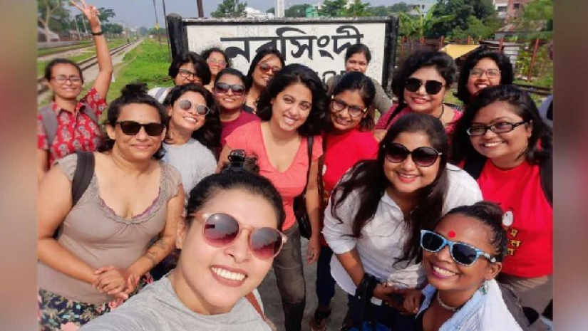 তরুণীকে হেনস্তা: ইচ্ছেমতো পোশাক পরে নরসিংদী রেলস্টেশনে একদল নারী