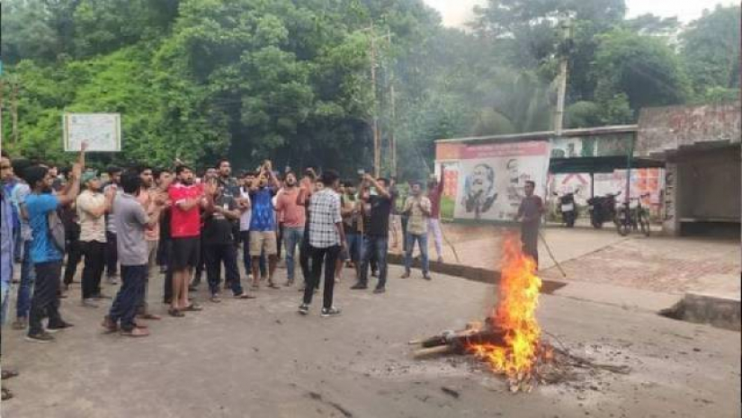 চবি ছাত্রলীগের অবরোধ স্থগিত, ৭২ ঘণ্টার আলটিমেটাম