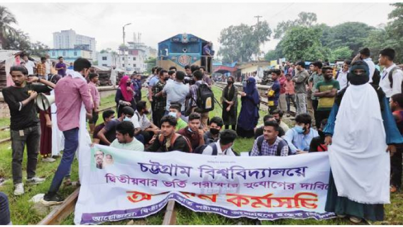 চবি ভর্তিচ্ছুদের কাফনের কাপড় গায়ে জড়িয়ে রেললাইন অবরোধ