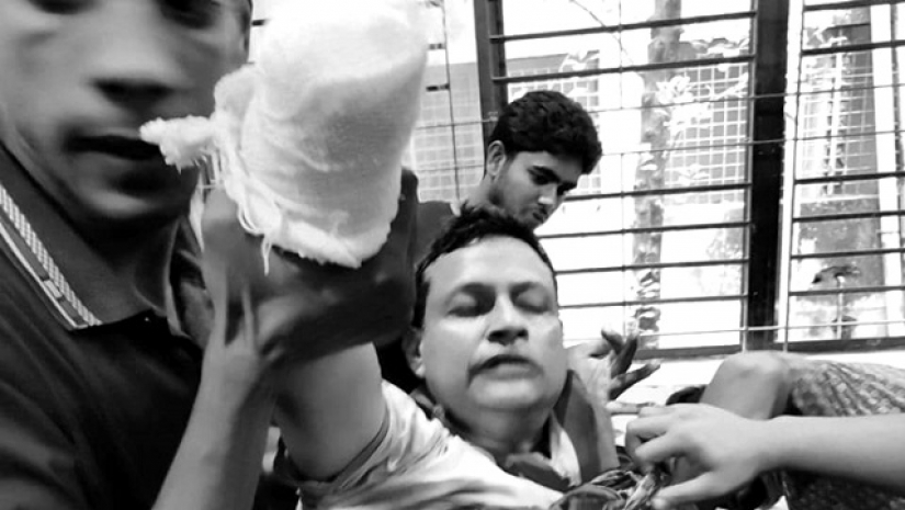 ‘যে ছাত্রদের শিক্ষা দিয়েছি তারাই আমার কবজি বিচ্ছিন্ন করেছে’