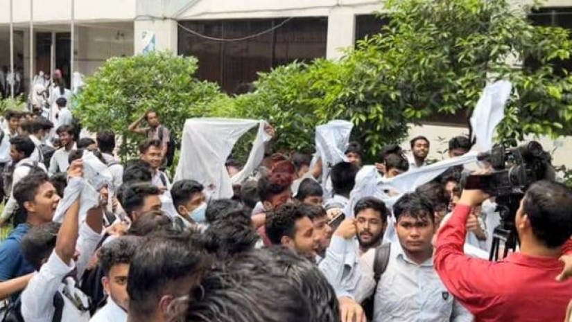 ৩ অধ্যক্ষের পদত্যাগের দাবিতে আইডিয়াল কলেজে শিক্ষক-ছাত্রদের বিক্ষোভ
