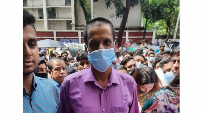 ঢাবির স্বপ্ন বুকে নিয়ে ভর্তি পরীক্ষায় বসলেন ৫৫ বছর বয়সী বেলায়েত
