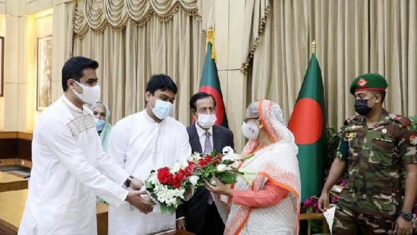 প্রধানমন্ত্রীকে ফুল দিয়ে শুভেচ্ছা ছাত্রলীগের