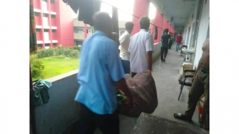 ছাত্রলীগ নেতা শামীম ওসমানের বিছানাপত্র বের করে দিলেন রাবির হল প্রাধ্যক্ষ