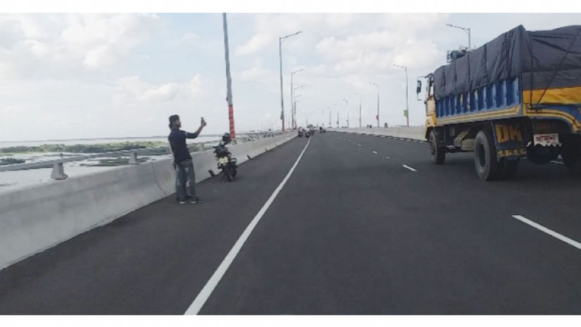 পদ্মা সেতুতে হাঁটা-ছবি তোলায় নিষেধাজ্ঞা দিয়ে গণবিজ্ঞপ্তি