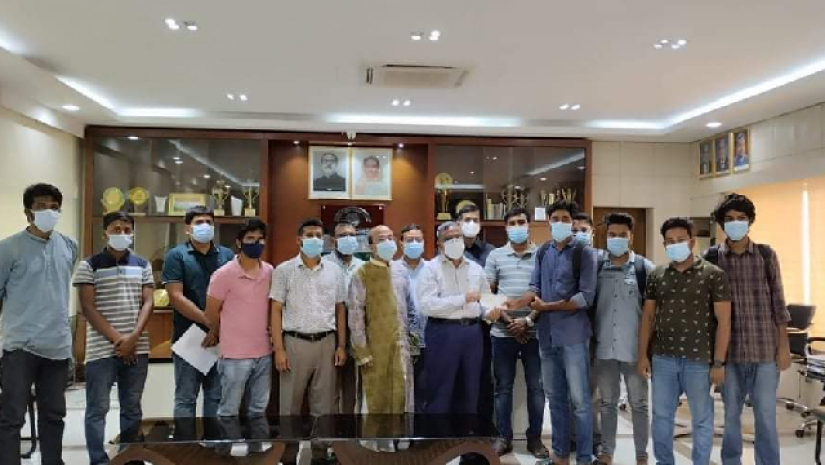 ক্যান্সারে আক্রান্ত দুই শিক্ষার্থীকে ১ লাখ ৪০ হাজার টাকা দিল যবিপ্রবি