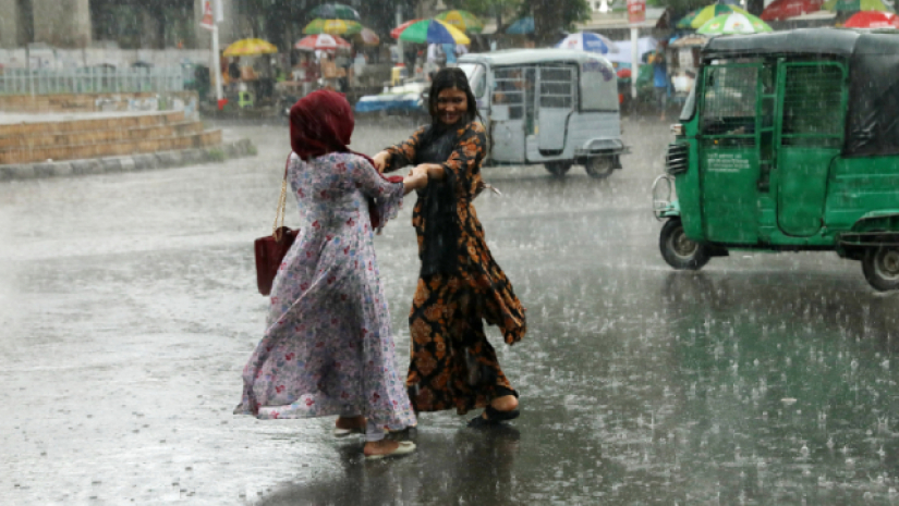 অবশেষে ঢাকায় স্বস্তির বৃষ্টি