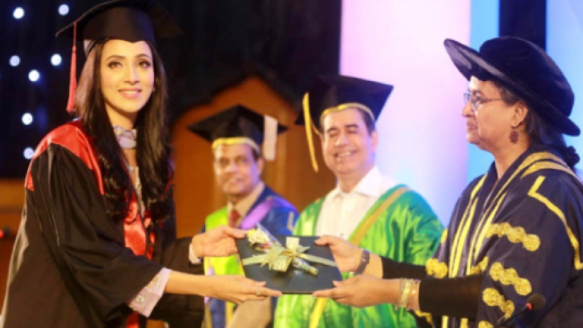 গ্র্যাজুয়েট হলেন মিম