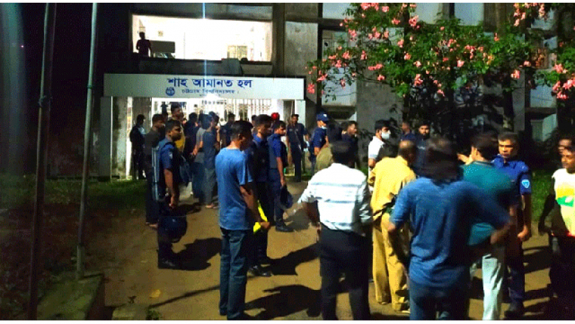 গভীর রাতে চবির আবাসিক হলে পুলিশের অভিযান