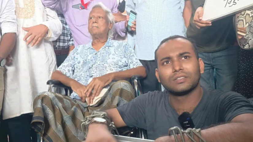কমলাপুর রেলস্টেশনে ঢাবির রনির পাশে জাফরুল্লাহ চৌধুরী