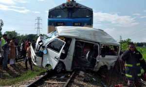 মাইক্রোবাসটিকে ১ কিলোমিটার ঠেলে নিয়ে যায় ট্রেন