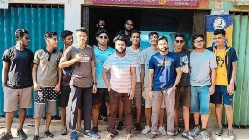 মুহূর্তেই অতীত এই ছবির ১১ জন