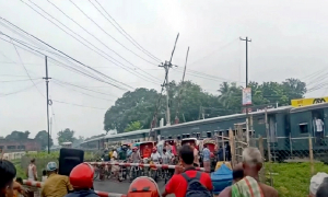 ক্রসিংয়ের বার এক লাইনে, ট্রেন গেলো অন্য লাইনে