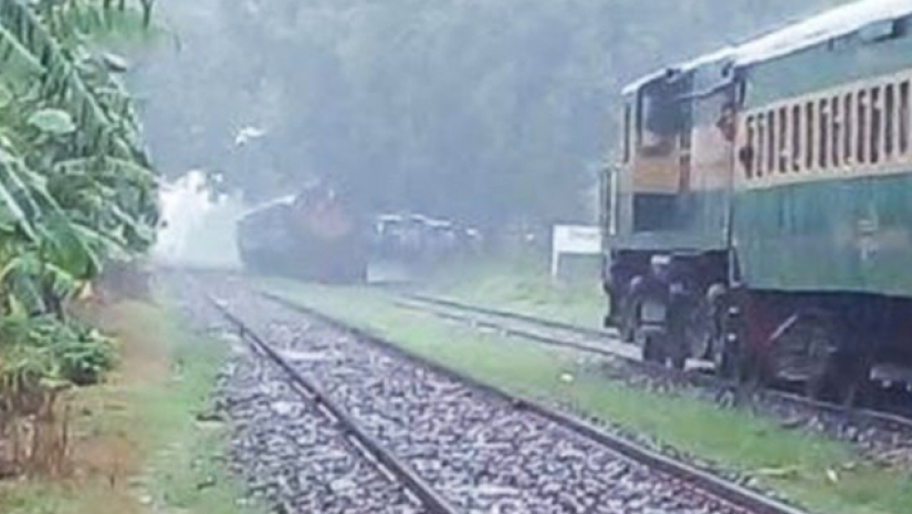 মুখোমুখি দুই ট্রেন, অল্পের জন্য রক্ষা