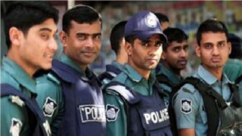 বাসে হারানো লাখ টাকার মালিক খুঁজতে ফেসবুকে পোস্ট দিল পুলিশ
