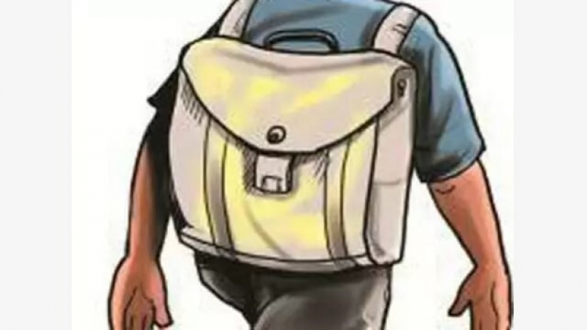 ছাত্র সেজে স্কুলব্যাগে মদ নিয়ে যাচ্ছিলেন তারা, অতপর...