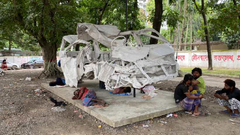 মৃত্যুবার্ষিকীতেও বেহাল দশা, স্থাপনার ভেতরেই ঘুমাচ্ছেন উদ্বাস্তুরা