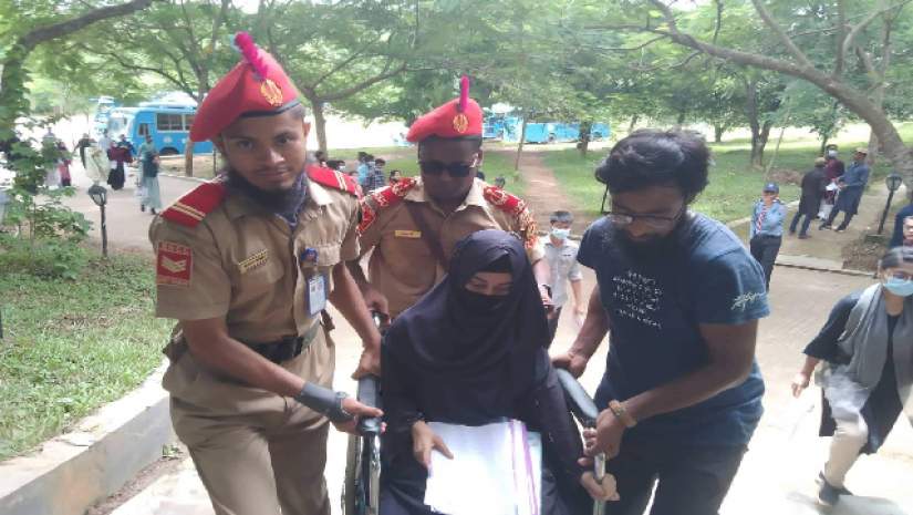 অচল পা নিয়ে গুচ্ছের পরীক্ষায় শাহনাজ, পড়তে চান কুমিল্লা বিশ্ববিদ্যালয়ে