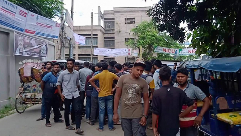 গাড়ি আটকে কুবি শিক্ষার্থীদের আন্দোলন