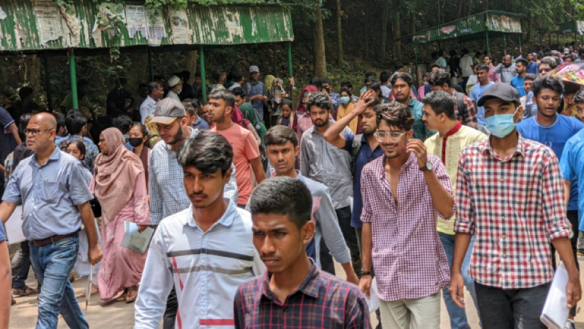 বিশ্বাস করে মোবাইল-ব্যাগ রাখলেন, পরীক্ষা শেষে দেখেন তারা লাপাত্তা