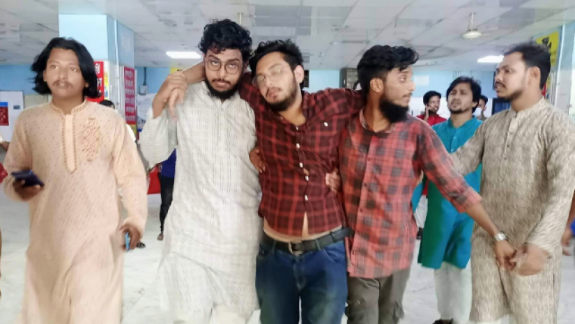 থানা থেকে ঢাবি ছাত্রকে নিয়ে ফেরার পথে ছাত্র অধিকারের ৩ নেতাকে মারধর