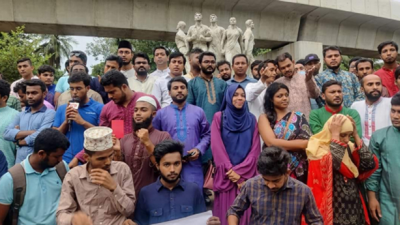 ছাত্র অধিকারের ৩ নেতাকে মারধর প্রতিবাদে ঢাবিতে বিক্ষোভ 