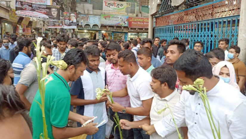 ভর্তিচ্ছুদের ফুল ও কলম দিয়ে শুভেচ্ছা জানালেন জবি ছাত্রদল