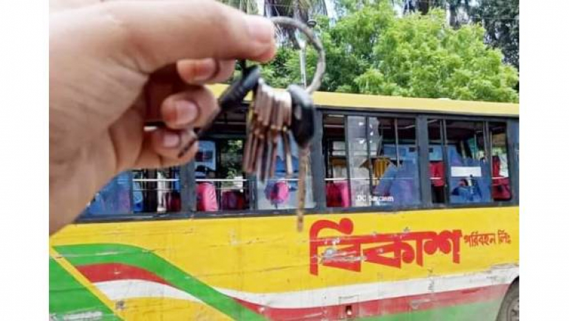 হাফ ভাড়া নিয়ে ঢাকা কলেজ শিক্ষার্থীকে মারধর, ১০টি বাস আটক