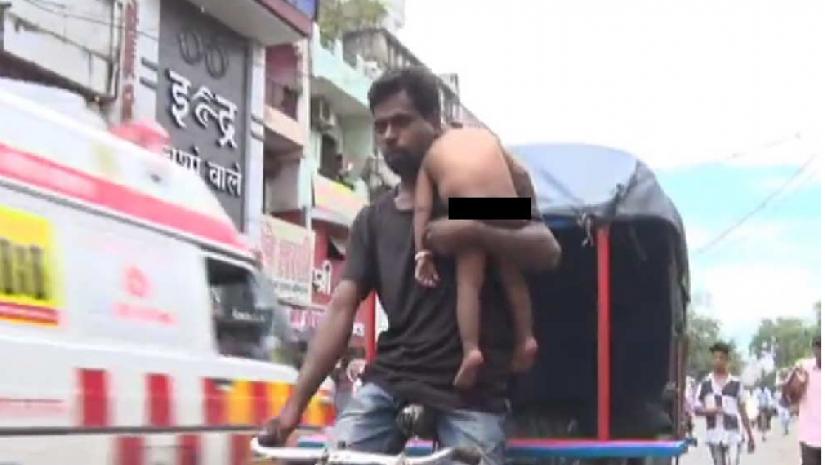 স্ত্রী ছেড়েছেন, সন্তান কোলে নিয়েই রিকশা চালান রাজেশ