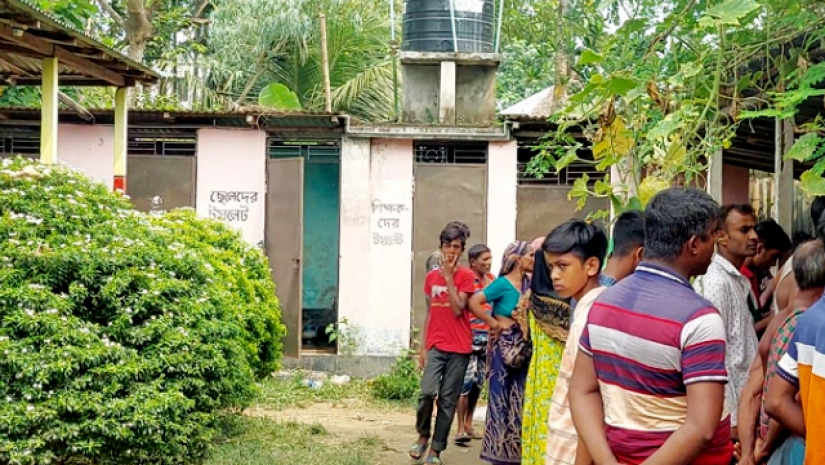 স্কুলের টয়লেটে ছাত্রের বিবস্ত্র মরদেহ, বাবার সন্দেহ বান্ধবীকে 