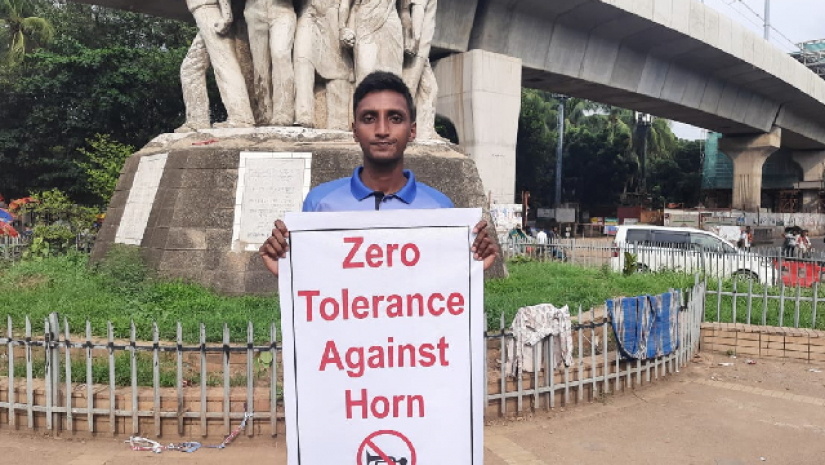 শব্দ দূষণের প্রতিবাদে একক অবস্থানে ঢাবি শিক্ষার্থী দুখু