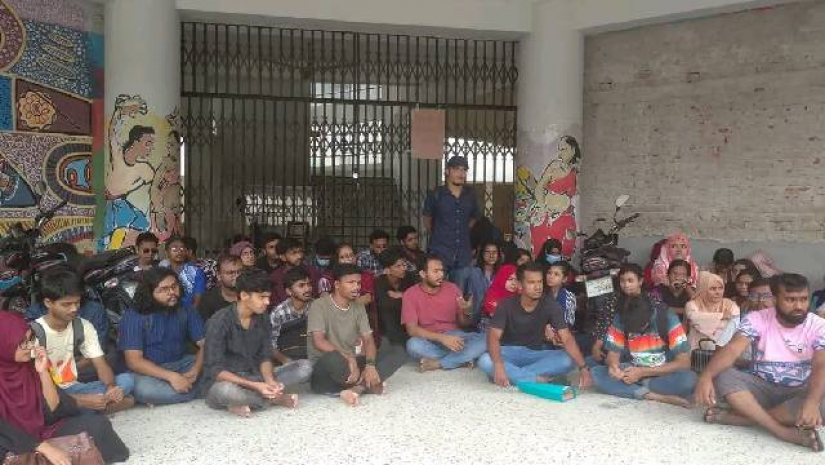 রাবিতে ইচ্ছাকৃত ফেল করানোর অভিযোগে আন্দোলন, ভবনে তালা