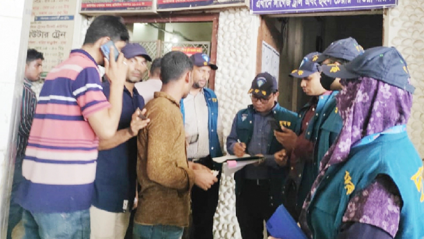 ট্রেনের এক সিট পেতে কাটতে হয় ৪ টিকিট, গুণতে হয় অতিরিক্ত ভাড়া