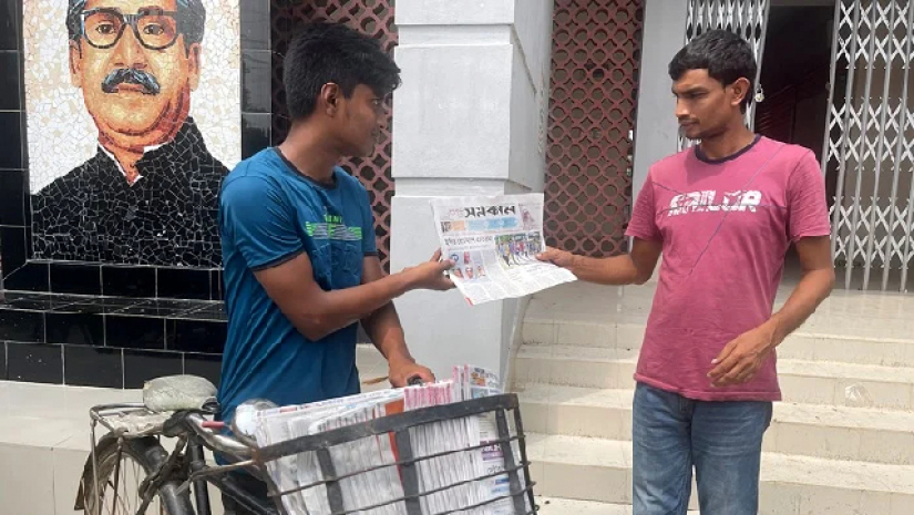 সকালে পত্রিকা বিক্রি, অতঃপর এসএসসি পরীক্ষায় অংশগ্রহণ