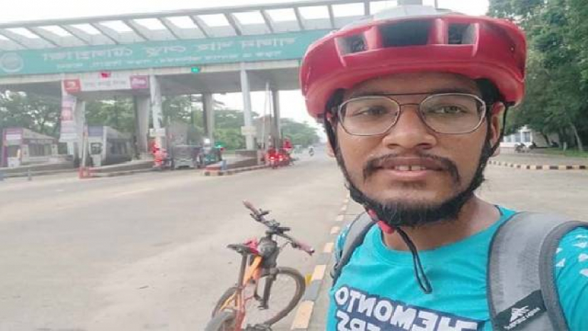 জ্বালানি সাশ্রয়ের প্রচারণায় সাইকেলে ১০ জেলা পাড়ি দিল বশেমুরবিপ্রবি শিক্ষার্থী