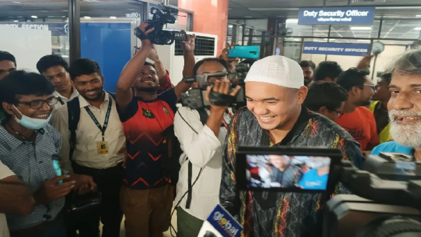 বিমানবন্দরে বাঘিনীদের শুভেচ্ছা জানালেন তাসকিন 