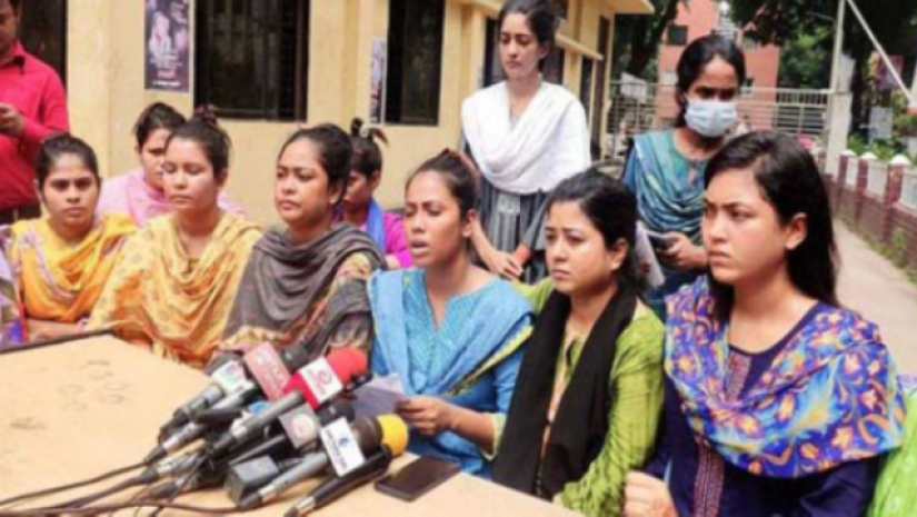 আ.লীগের কার্যালয় থেকে ক্যাম্পাসে ফিরলেন বহিষ্কৃতরা, অনশন প্রত্যাহার