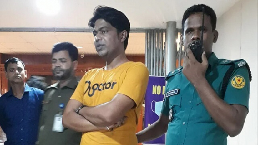 ঢাবির হলে নারীকে জড়িয়ে ধরলেন যুবক, অতপর...