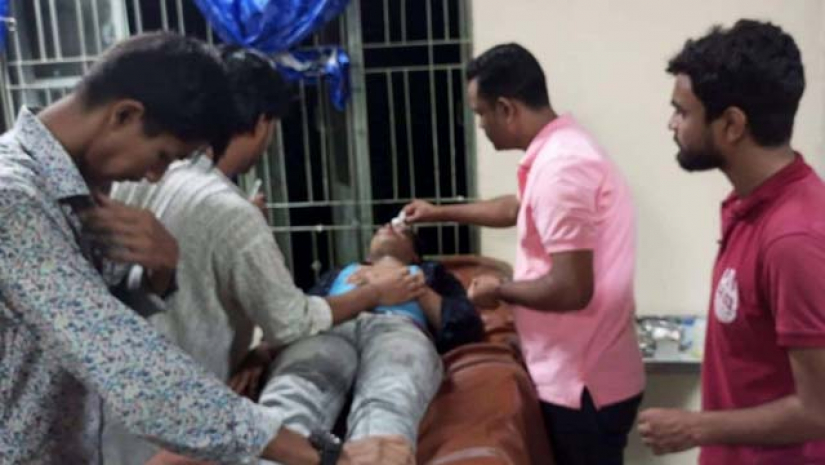 শাটল ট্রেনে পাথর নিক্ষেপ, কপাল ফাটল চবি শিক্ষার্থীর