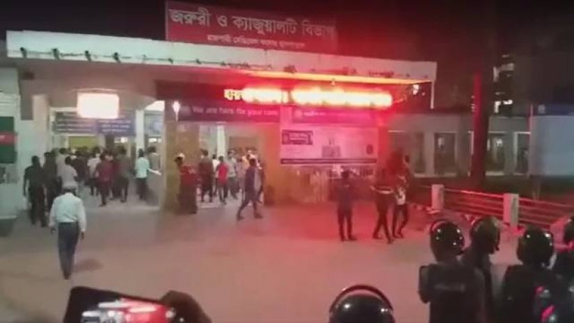 রাবি ছাত্রদের ভাঙচুর: অনির্দিষ্টকালের কর্মবিরতিতে রামেকের ইন্টার্ন চিকিৎসকরা