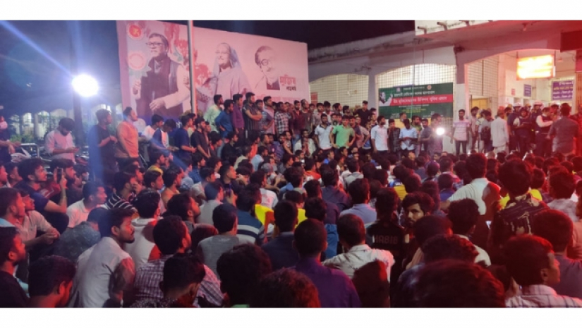 রাবি ছাত্রের মৃত্যু: রামেক চত্বরে আন্দোলন
