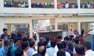 রাজশাহী মেডিকেলে ইন্টার্নদের ধর্মঘট চলছে