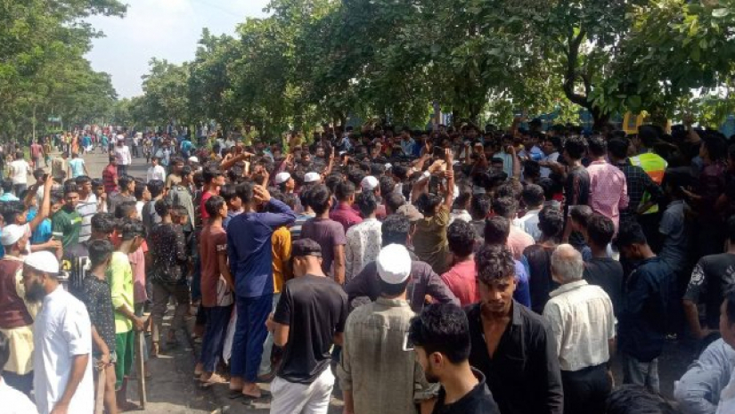 কুমিল্লায় ট্রাকচাপায় স্কুলছাত্রী নিহত, মহাসড়ক অবরোধ শিক্ষার্থীদের