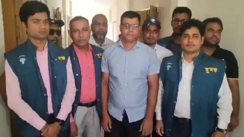 ঘুষের টাকাসহ হাতেনাতে ধরা শিক্ষা অফিসের সহকারীকে বদলি