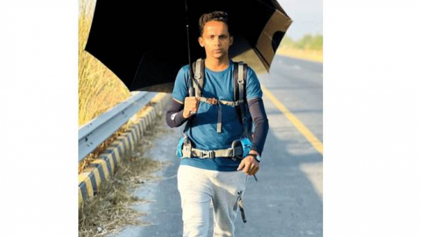 হজ পালনে পাকিস্তান থেকে হেটে মক্কা যাচ্ছেন তরুণ