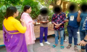 ক্লাস না করে পার্কে ঘুরছে স্কুল ছাত্র, ব্যাগে পাওয়া গেলো কনডম 